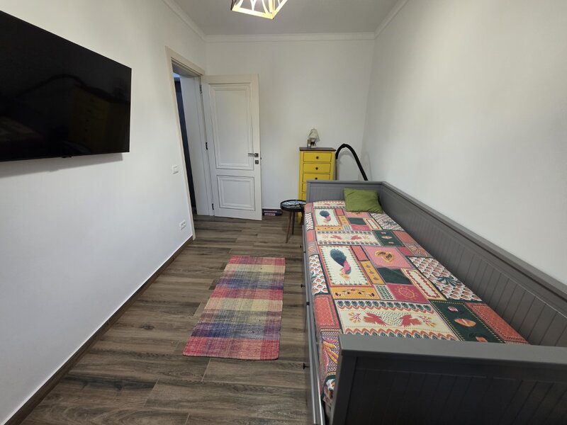 Titan, 10 minute metrou Costin Georgian, Barajul Bistritei, renovat complet